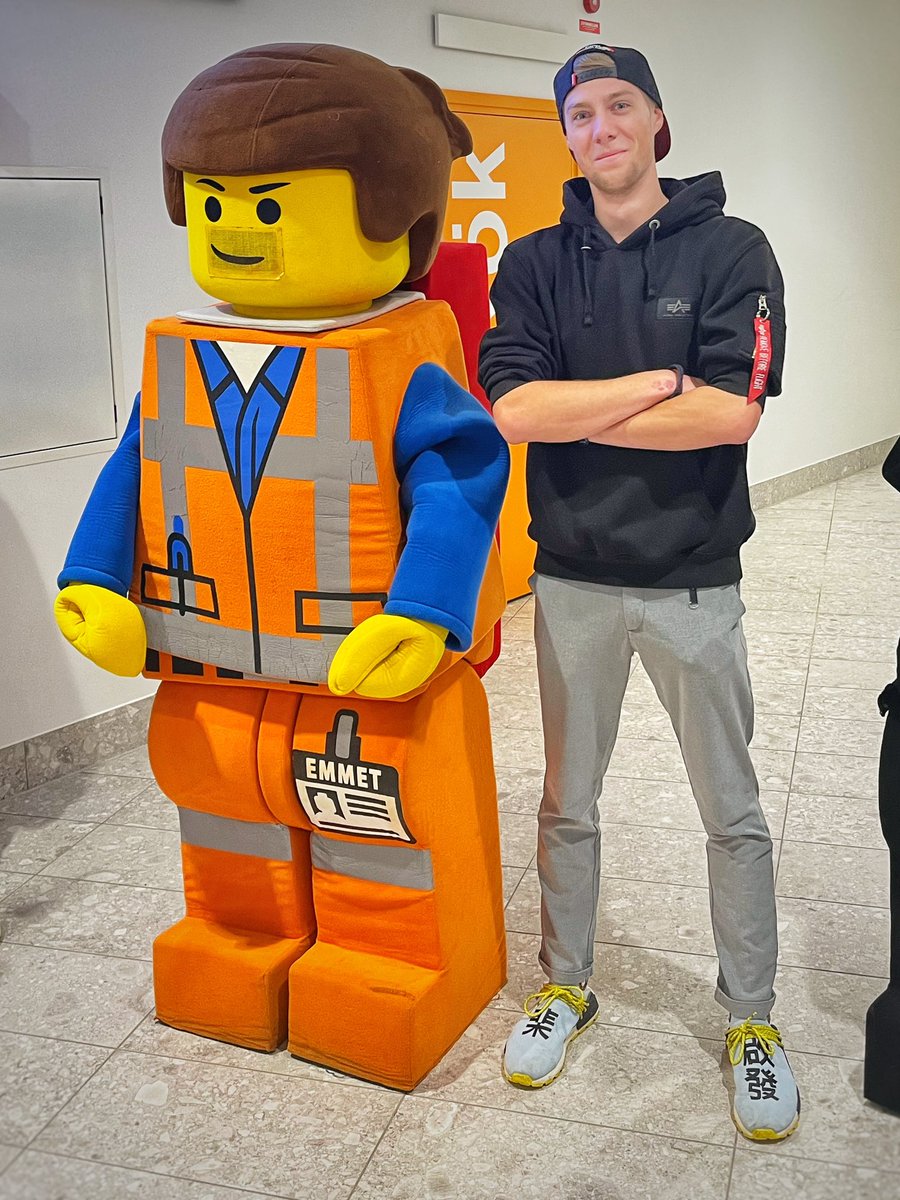 tobiasponten's tweet photo. Throwback to the day I met Emmet๐ฎ #everythingisawsome https://t.co/aQiSvnmF5h