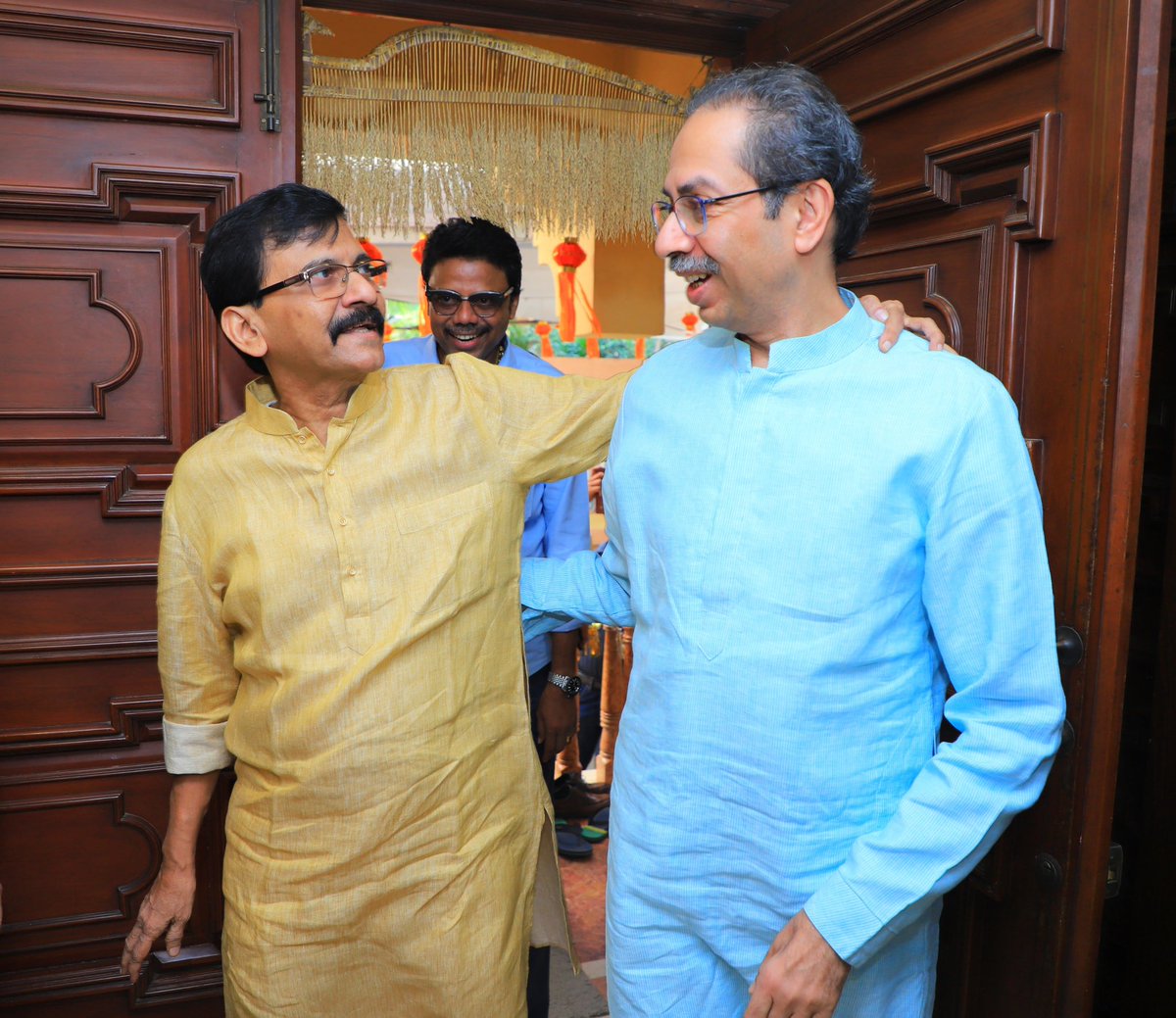 ShivSenaUBT_'s tweet photo. सत्यमेव जयते!

जामीन मंजूर झाल्यानंतर खासदार संजय राऊत जी यांनी मातोश्रीवर शिवसेना पक्षप्रमुख उद्धवसाहेब ठाकरे, युवासेना प्रमुख आदित्य ठाकरे जी यांची भेट घेतली. त्यांचे स्वागत सौ. रश्मी वहिनी ठाकरे यांनी औक्षण ��रून केले. 

शिवसेनेचा हा रोखठोक आवाज आता पुन्हा बुलंद होणार! https://t.co/0QDwf6vmBJ