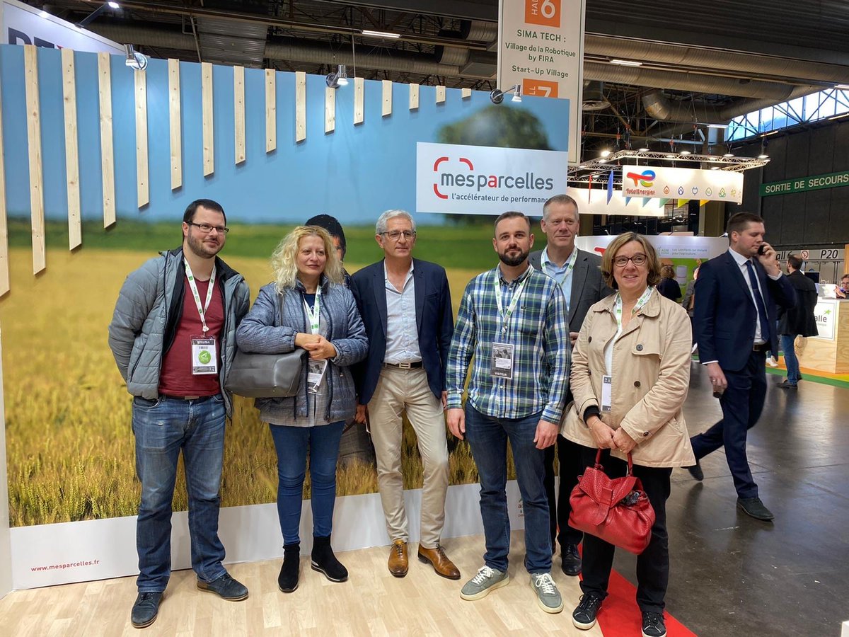 ChambagriFrance's tweet photo. 🚜 Dernier jour au #SIMA2022
🤝 Pour commencer cette dernière journée de salon, nos conseillers @MesParcelles_ présentent nos outils d'accompagnement des #agriculteurs à la délégation FAIRshare :
✅ #MesParcelles
✅#MesSatimages
✅ #Optiprotect https://t.co/QKnhydhC1t