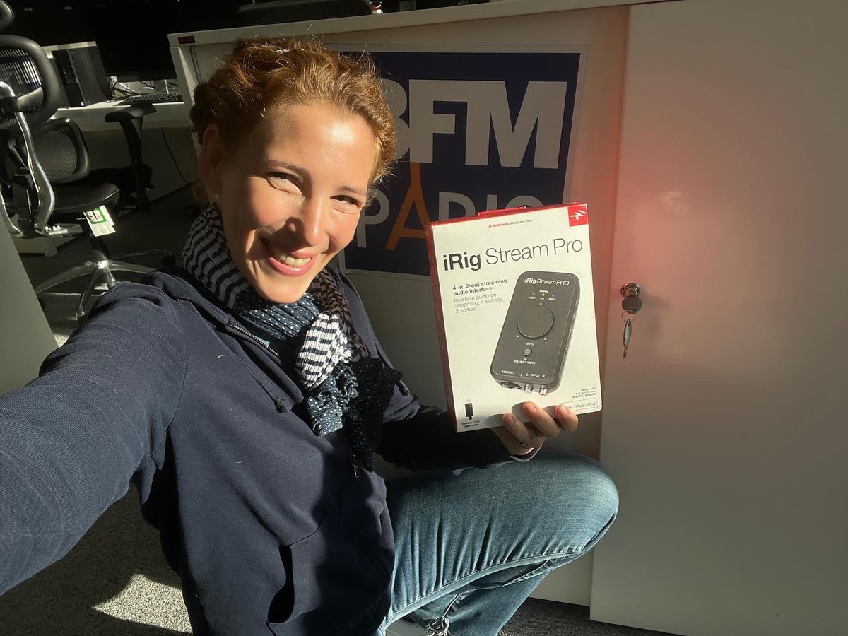 Best #MobileJournalism story winner <a href="/ArianeLimozin/">𝓐𝓻𝓲𝓪𝓷𝓮 𝓛𝓲𝓶𝓸𝔃𝓲𝓷</a> with her #Mojo prize donated by @IKmultimedia. 

Meet the recent #MojoAwards winners . . . 

visualeditors.com/mojoawards-sea…