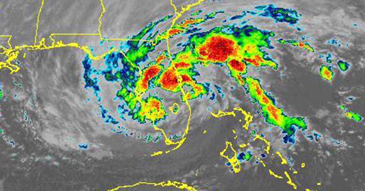 orlandosentinel's tweet photo. Tropical Storm Nicole heads toward Orlando after overnight landfall as hurricane https://t.co/CaFGGXtt1a https://t.co/V9vuEaV88V