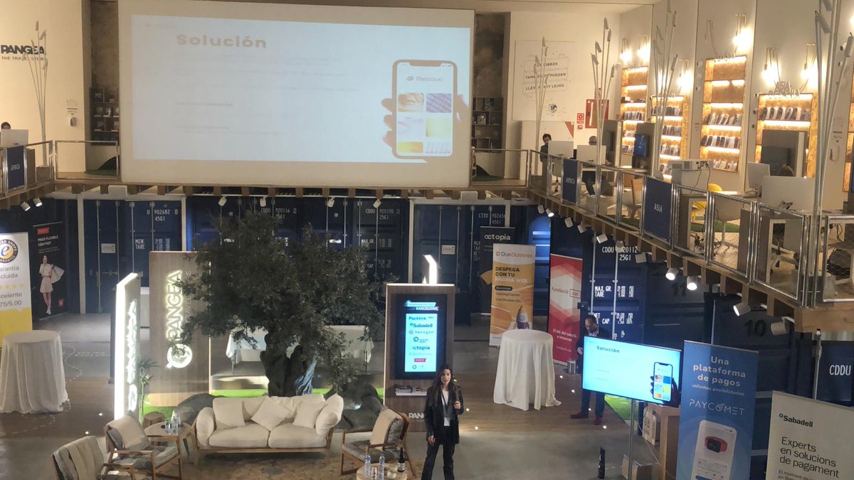 Ecommerce_es's tweet image. 💥 Turno de #StartupMoment de Mónica Rodríguez Corral, CEO y cofundadora de @Recovo. Esta plataforma permite el reciclaje de tejidos textiles para darles una segunda vida. 

#EcommerceTourBarcelona