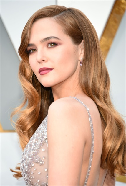 Zoey Deutch is 28 today! Happy birthday! 