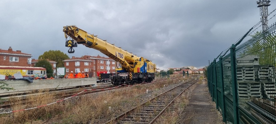 CatherineTrevet's tweet photo. 📸#JeudiPhoto, c'est la grue #Kirow qui va être en opération ce week-end pour les travaux d'accessibilité en gare de #Toulouse @Occitanie
❓Une grue puissante d'une capacité de levage de 150t. Idéal pour la dépose définitive des tabliers de ce week-end. Bon chantier aux équipes👷‍♀️ https://t.co/D8IsI9os2J