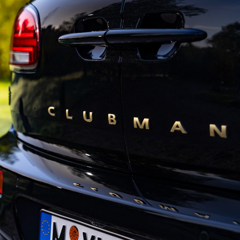 MINIEspana's tweet photo. Practicidad cotidiana y elegante deportividad se unen en el #MINIClubman #UntoldEdition: hasta 5 plazas y espacio variable hasta los 1.250 litros. Descubre ahora su nuevo acabado Midnight Black. 😍🚗