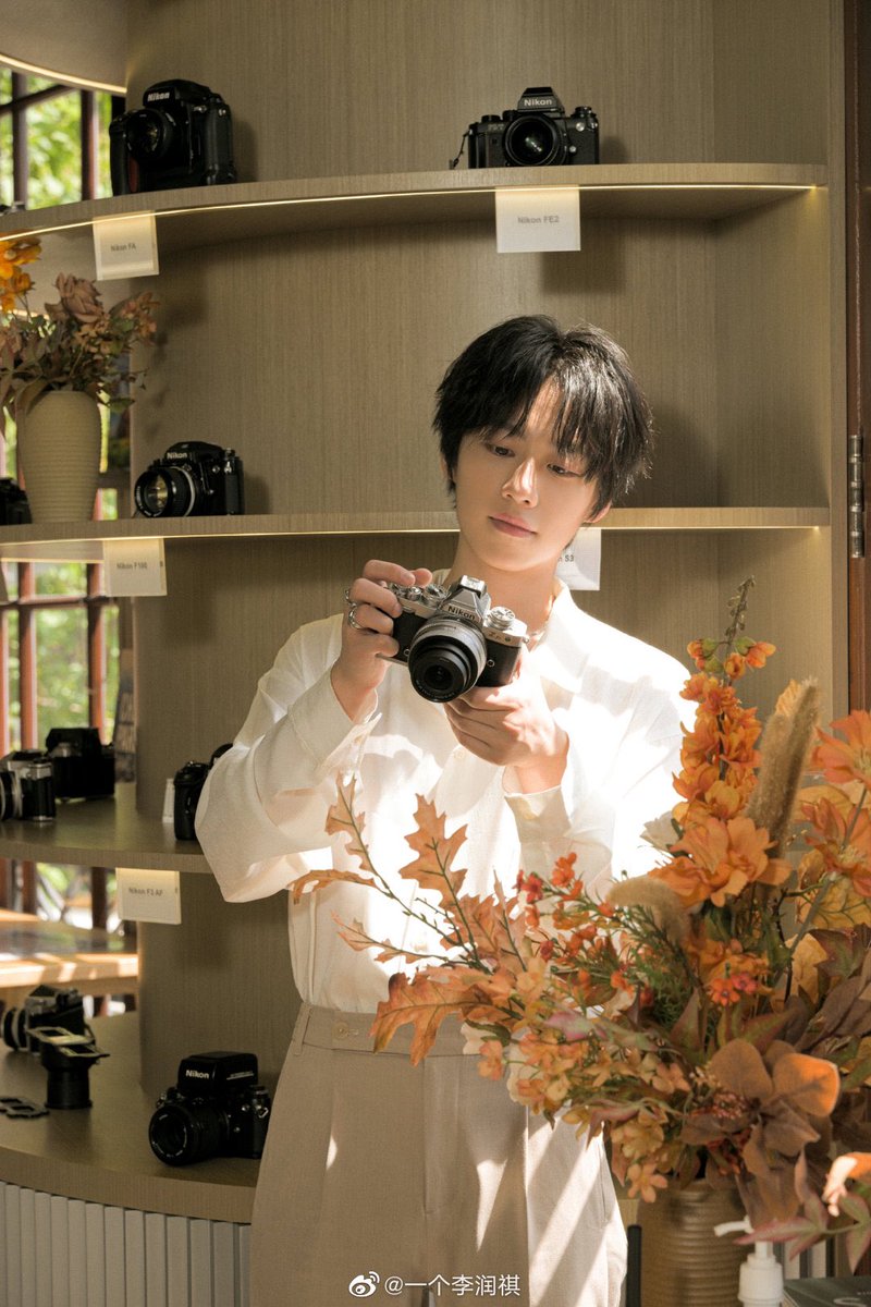 BandLeague's tweet photo. #李润祺 &amp; 尼康相机
#LiRunqi &amp; Nikon camera https://t.co/5WxTqDNHqH