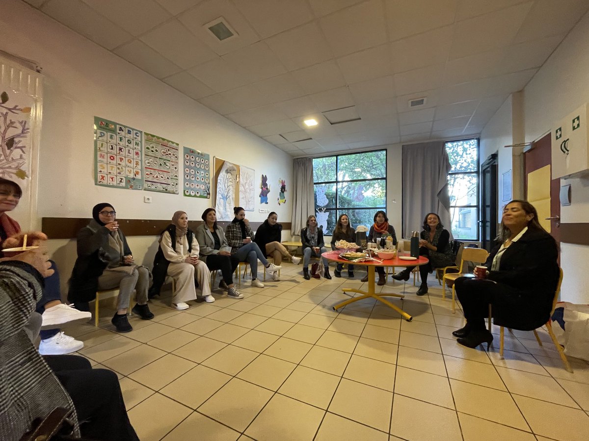 cmartel30665349's tweet photo. Journée lutte contre le harcèlement en REP à l’école Olympe de Gouges ⁦@montpellier_⁩ . Jeux de société, lecture d’albums et café des parents. Travail d’équipe des enseignants + familles mater+ élém = 18 classes. ⁦@acmontpellier⁩ ⁦@education_gouv⁩ https://t.co/BUZ6tL4WXS