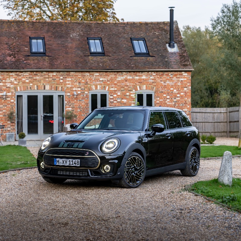 MINIEspana's tweet photo. Practicidad cotidiana y elegante deportividad se unen en el #MINIClubman #UntoldEdition: hasta 5 plazas y espacio variable hasta los 1.250 litros. Descubre ahora su nuevo acabado Midnight Black. 😍🚗