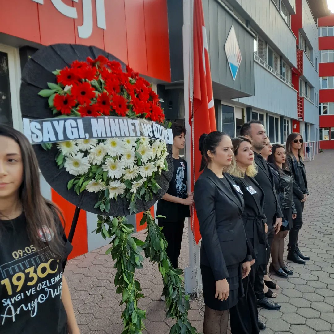 BhcIsk's tweet photo. Fikirlerimiz fikirlerinle, vicdanımız sesinle, kalbimiz seninle yaşıyor ve yıllar önce attığın her adım bugünümüzü aydınlatıyor! 

Atamızı saygı, sevgi ve özlemle anıyoruz. 🖤
@bahcesehir_k12 @osmanzekiozger @ucannmustafa https://t.co/IMAvwhDv2e