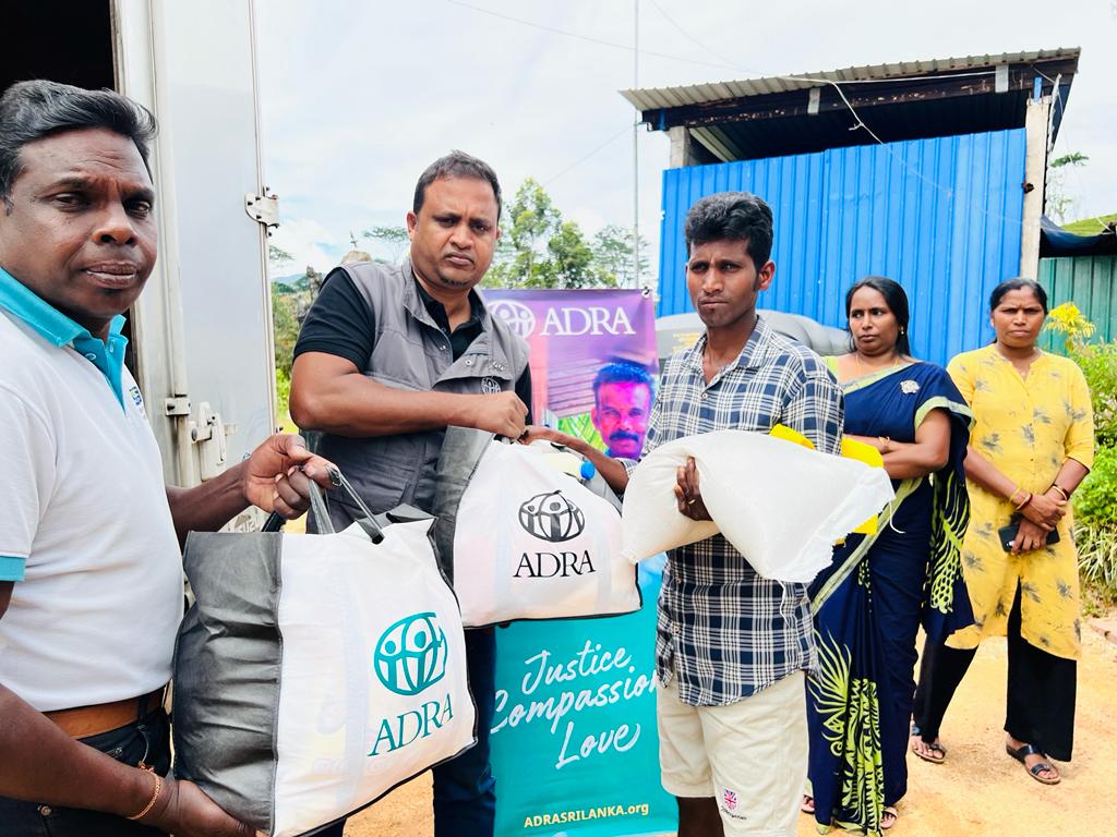 adra_lk's tweet photo. We distributed dry ration kits this week in response to the ongoing socio-economic crisis in the country. Several vulnerable households in Matale, Nuwara Eliya, Mannar, and Vavuniya received the kits.

#EconomicCrisisLK #EmergencyResponse https://t.co/9QCw92dx9F