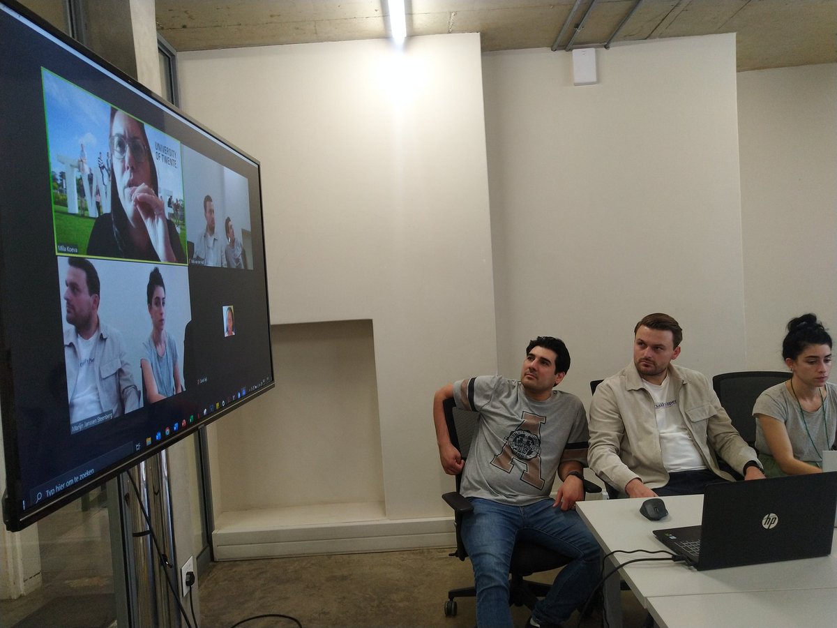 TiyaniTee's tweet image. Virtual mentorship of the teams as Day 2 of the Digital Twin Hackathon takes shape. #hackMYCITY