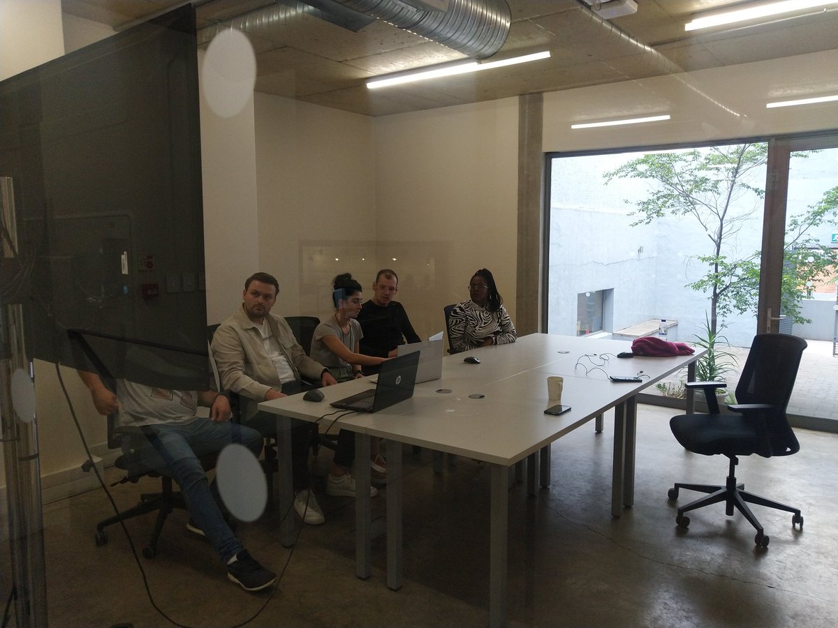 TiyaniTee's tweet image. Virtual mentorship of the teams as Day 2 of the Digital Twin Hackathon takes shape. #hackMYCITY