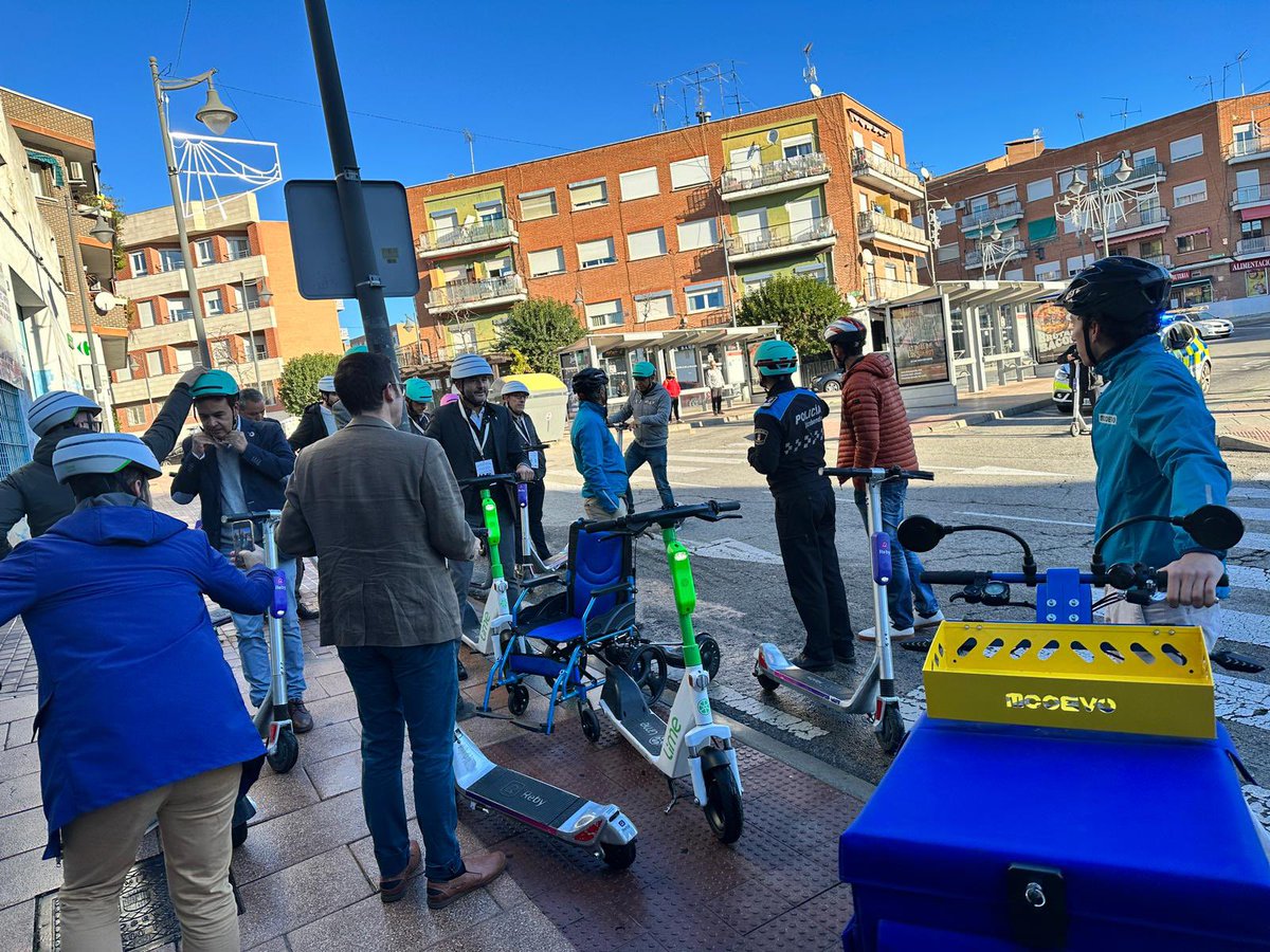 AlcobendasHub's tweet photo. Recorriendo #Alcobendas en #patinete con los protagonistas de #GMS22 #movilidadsostenible #innovación #VMP https://t.co/50aMxMPyns