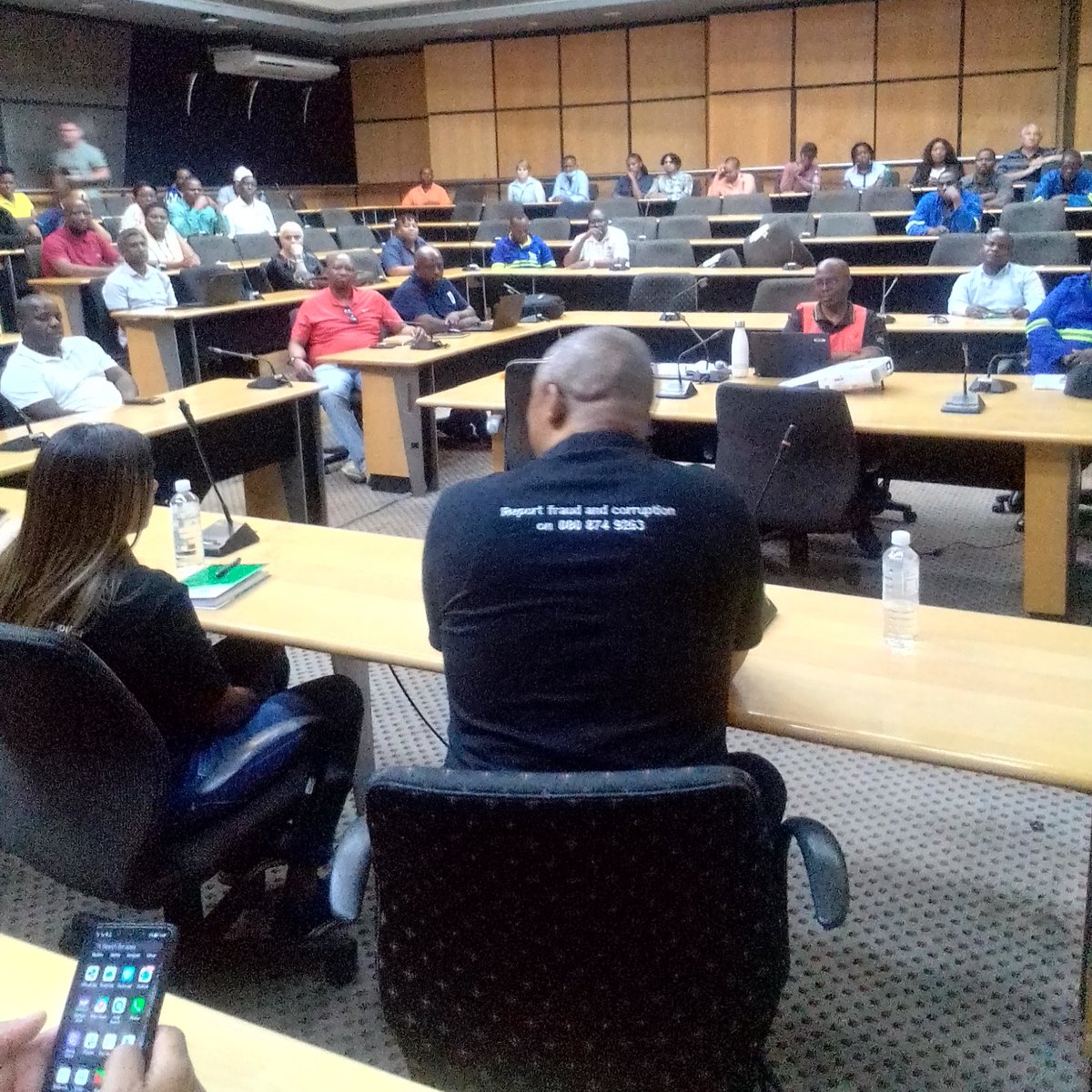 CityTshwane's tweet photo. Good leaders make things happen, both by taking action themselves and by motivating others to take action. City Manager Johann Mettler interacting with staff members on Centurion #CMatWork https://t.co/x7NP8bs6Mg