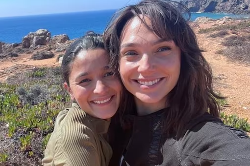 AarvaKolar's tweet photo. Alia Bhatt's Heart of Stone Co-Star Gal Gadot Congratulates Her and Ranbir Kapoor On Becoming Proud Parents

#galgadot #AliaBhatt #parenting #parenthood #Bollywood #cinema #NewsBreak https://t.co/OfERz1G89G