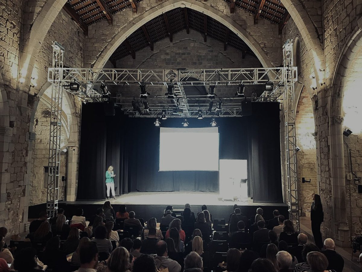 Turismo responsable y sostenibilidad centran la jornada de @ATApartamentsgi en la que se ha presentado el 1r sello de excelencia gestores de viviendas turísticas. 100% de acuerdo con su presidenta reivindicando el peso del sector en el conjunto de oferta de alojamiento turístico