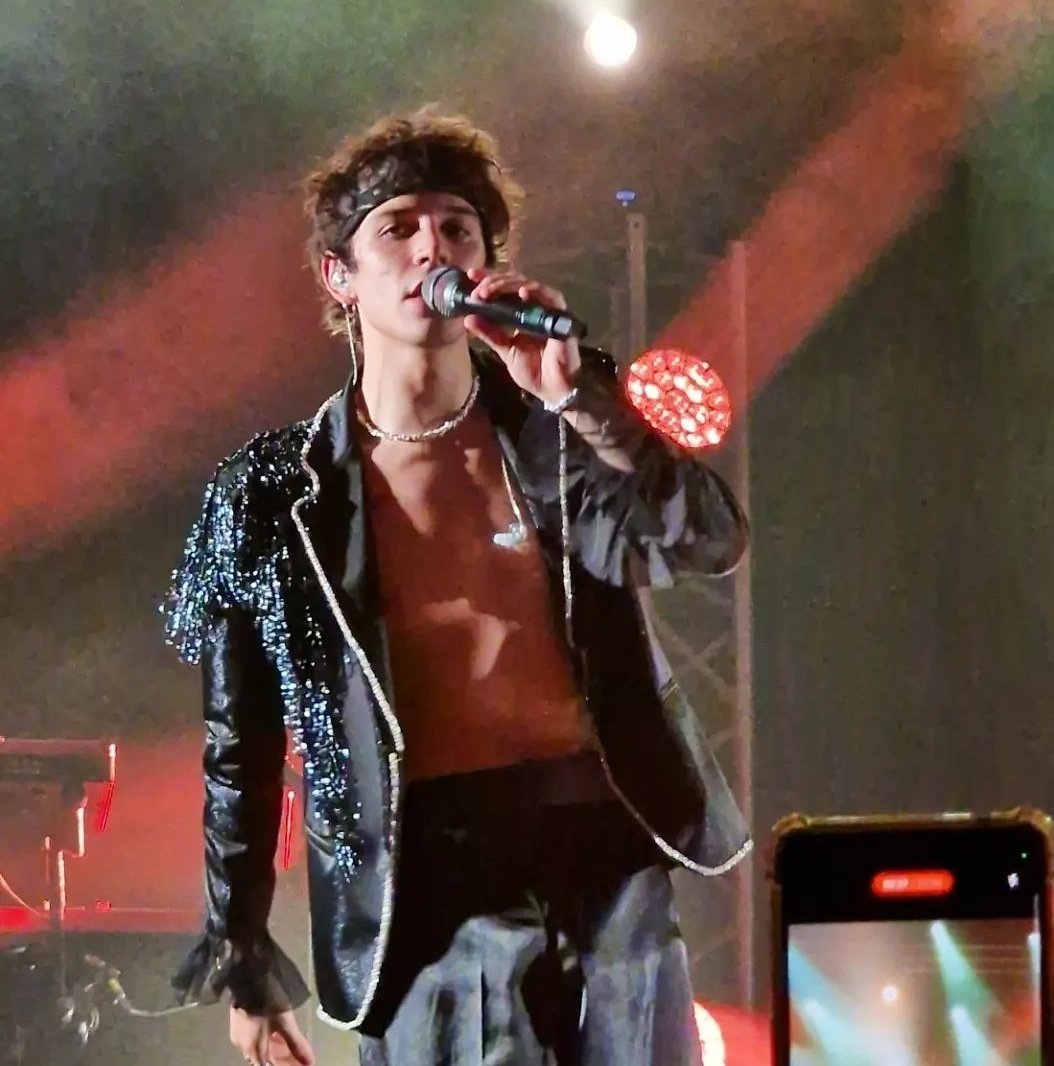YoSoyLaQueen's tweet photo. Ma del oufit ne vogliamo parlare 🥰 la giacca bellissima, quando si girava di spalle sembrava un angelo ♥️ a proposito, abbiamo maglie del merch con l'angioletto suo 🤍 #alexwyse #atlanticolive https://t.co/3a0jLyjhJc