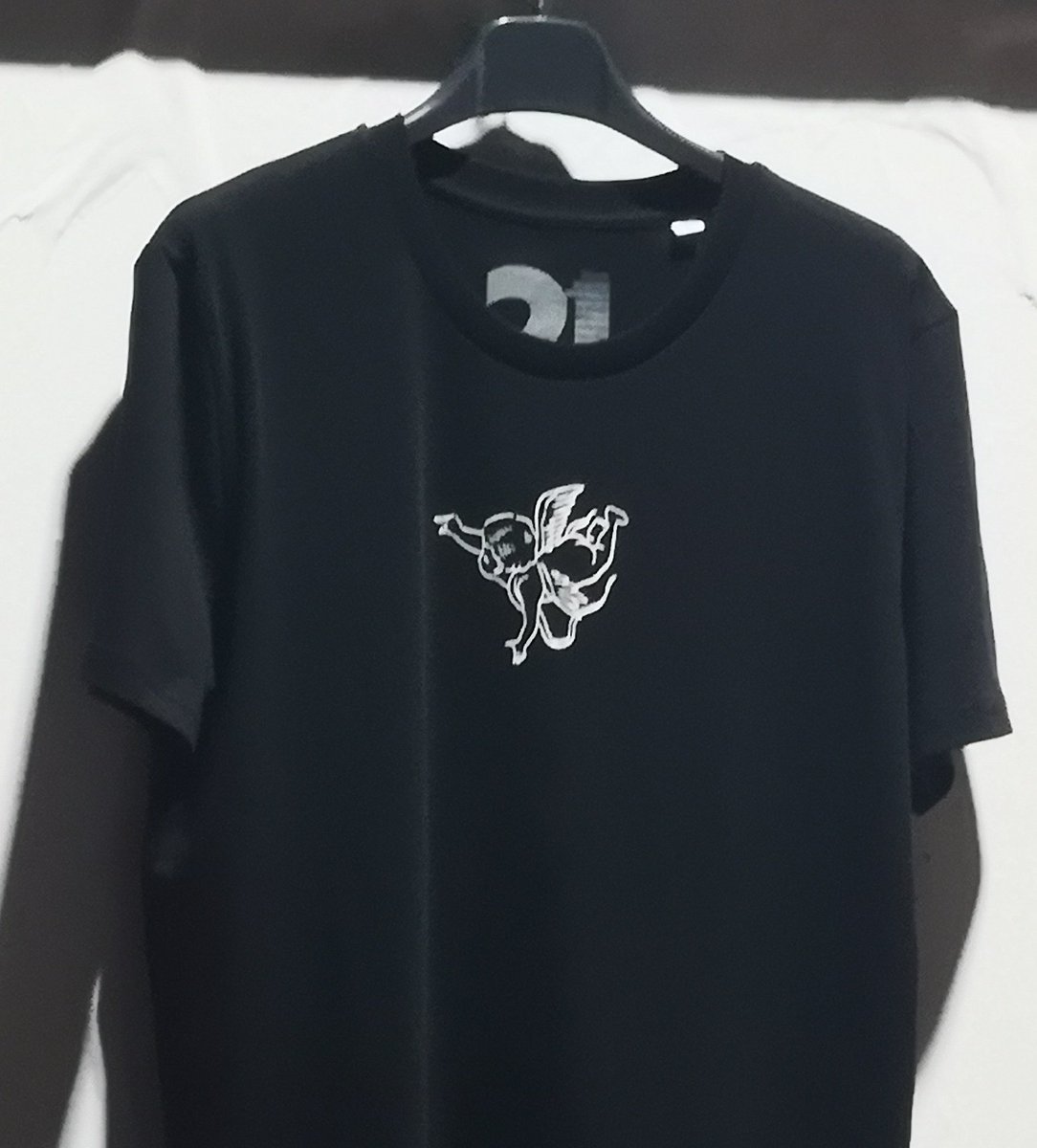 YoSoyLaQueen's tweet photo. Ma del oufit ne vogliamo parlare 🥰 la giacca bellissima, quando si girava di spalle sembrava un angelo ♥️ a proposito, abbiamo maglie del merch con l'angioletto suo 🤍 #alexwyse #atlanticolive https://t.co/3a0jLyjhJc