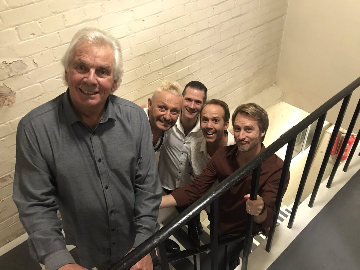 On the backstage stairs with the legendary @BarryWhitwam . @ChesneyHawkes finding him a bit of a handful 🤘🏻🎸

#hermanshermits #thetremeloes #Ipswich #sixtiesgold