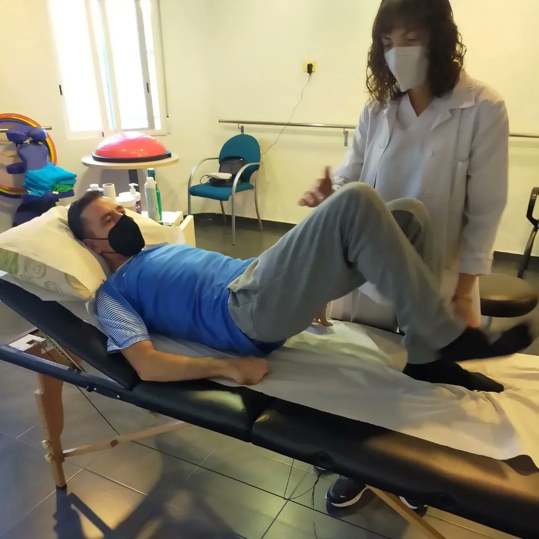 parkinson_cs's tweet photo. 📌Fisioterapia individual con personas con Parkinson de inicio temprano. 🤸🏻‍♀️
Seguimos trabajando para mejorar la calidad de vida de las personas con Parkinson de todas las edades.👫
📢Ven a conocernos🫶🏻

#parkinsonjovenescastellon
#parkinsonepitcastellon https://t.co/XscNmPtQP3