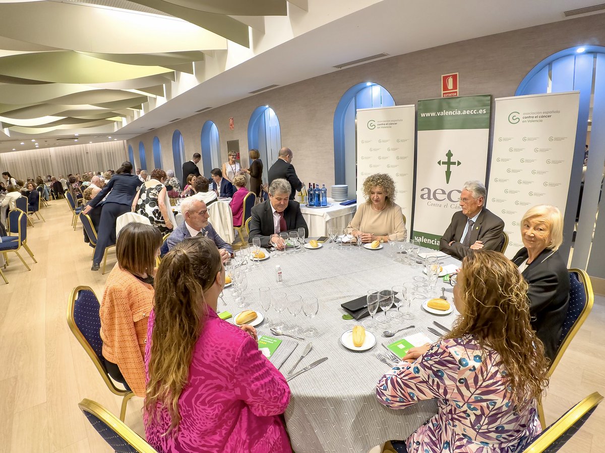 ayto_alboraya's tweet photo. 💚 Este divendres vam estar presents al Sopar Benèfic de la Junta Local Contra el Càncer @ContraCancerEs 

🎟️ Es van rifar els quadres premiats al concurs Pinta al Carrer i altres donacions per a la lluita contra el càncer

📸 Àlbum complet: https://t.co/HczHCazdHc https://t.co/oxGXyC1qVa