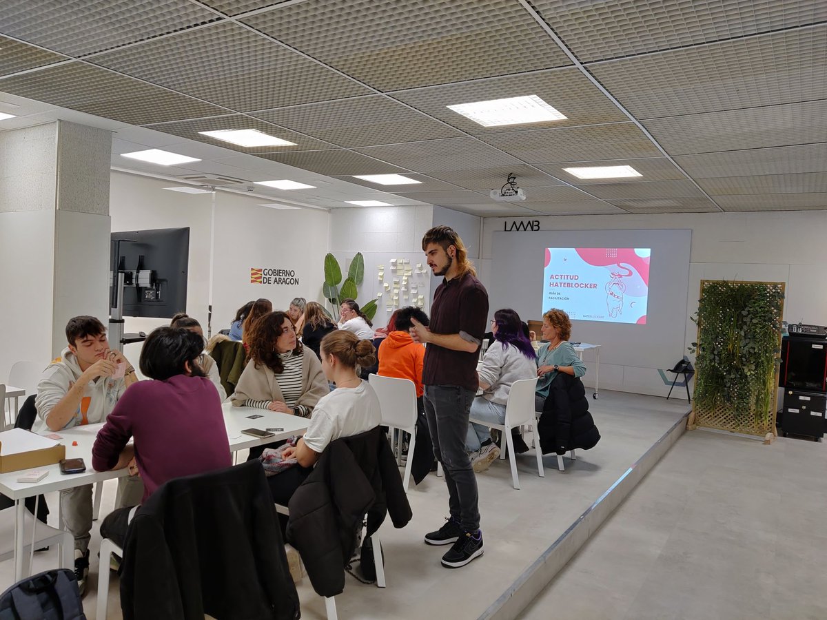 CJOlivan's tweet image. Estudiantes del grado en animación sociocultural del @IESAvempace formándose en el @laaab_es para dinamizar #Rutopia (juego sobre ODS) con @mundo_eureka y #Hateblockers (frenar el odio en rrss) con @Lucasramos_16 #ParticipacionInfantil