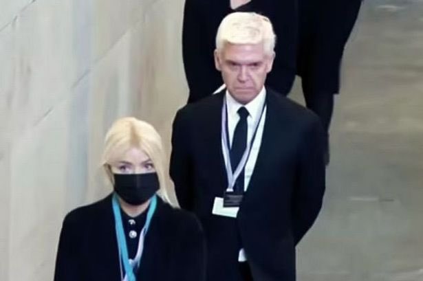 scottynufc_1990's tweet image. Phil and holly skipping the queue for Peter Kay tickets