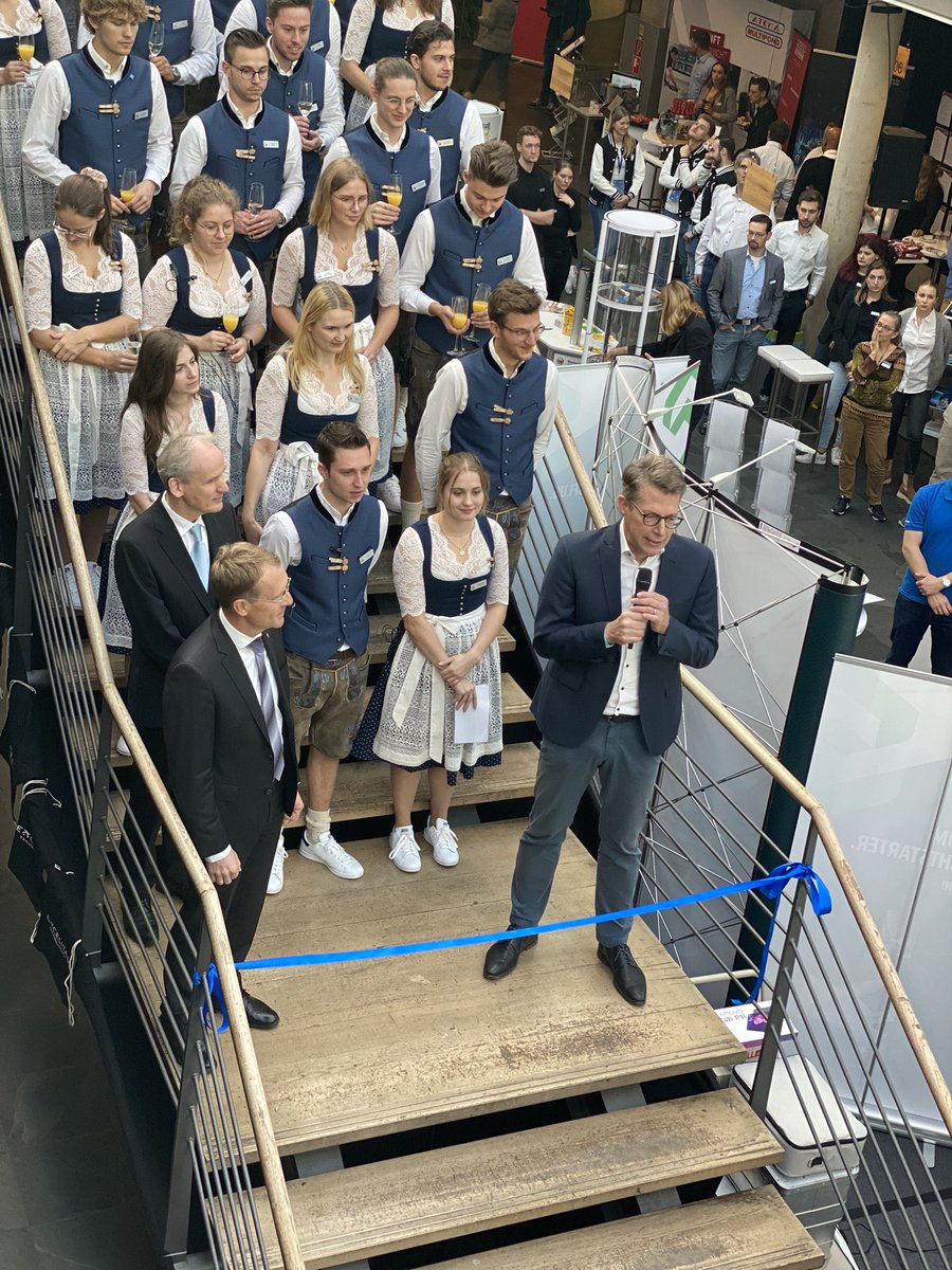 25 Jahre #HoKo und wir sind dabei! 
Zur Eröffnung kamen der Bayerische Staatsminister für Wissenschaft und Kunst <a href="/MarkusBlume/">Markus Blume</a>, der Präsident der @hmmuenchen Prof. Dr. Martin Leitner und Dekan Prof. Dr. Hermann Englberger. Meldet euch - wir suchen Verstärkung! #hiring #recruiting