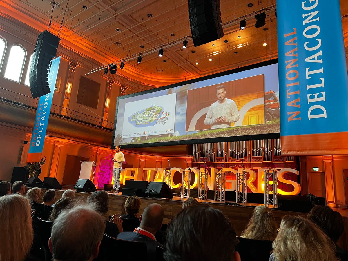 HeinvMiddelaar's tweet photo. #deltacongres @P2_Consultants Boer Joost uit Warmond opent met een bevlogen en praktisch verhaal over succesvolle experimenten op zijn eigen boerenbedrijf. Kernboodschap: ‘de oplossing begint als boeren durven te gaan praten met andere partijen’. Mooie inspirerende start! https://t.co/DXmozmiZA9