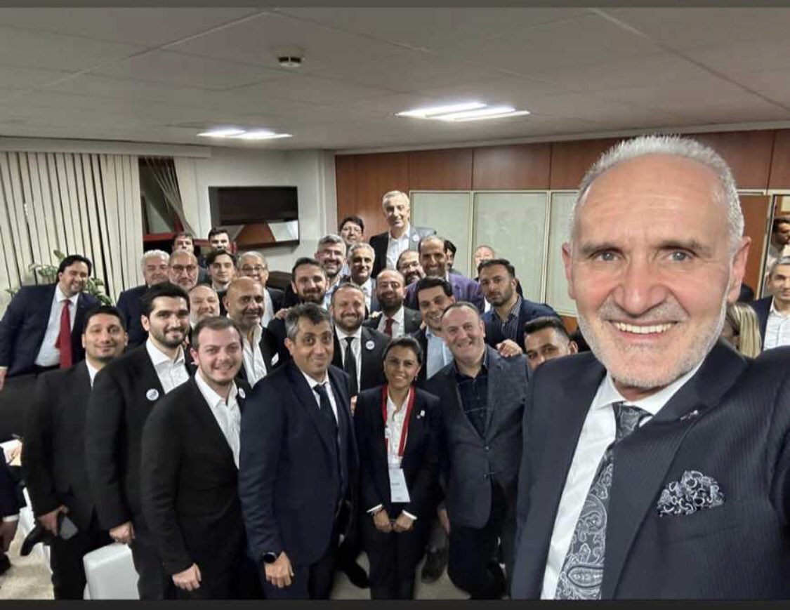 4 yıldır birlikte çalışmaktan onur duyduğum kıymetli başkanım <a href="/SekibAvdagic/">Şekib Avdagiç</a> beyin  ve kendisine yol arkadaşlığı yapan kıymetli büyüklerimin İTO seçimlerinde almış olduğu ezici çoğunluktan dolayı tebrik ederim.Yeni bir dönem hayırlı olsun.<a href="/ito_platformu/">İTO Platformu</a> <a href="/itokurumsal/">İstanbul Ticaret Odası (İTO)</a> <a href="/MADevelioglu/">Mehmet DEVELİOĞLU</a>