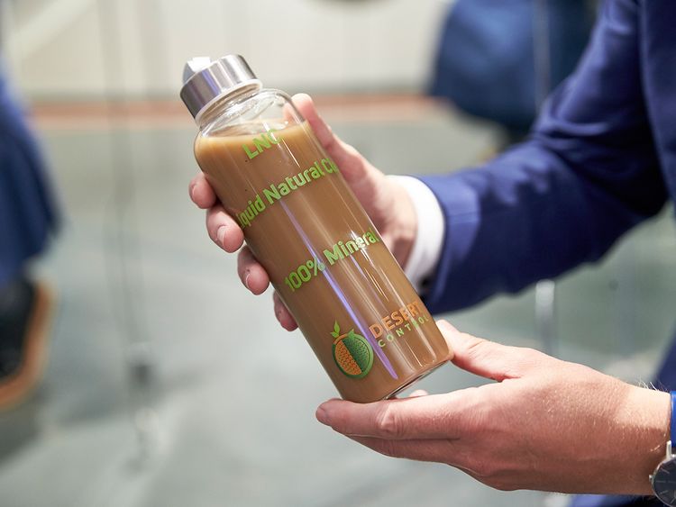 شركة Desert Control النرويجية ابتكرت مادة أطلقوا عليها (سائل النانو الطيني) يتم رش هذه المادة على ال...