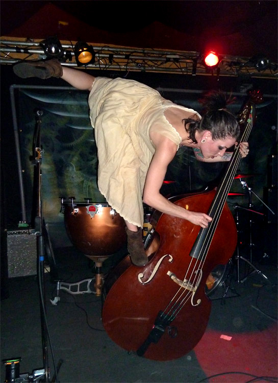 RockstageRiot's tweet photo. 10-YEAR-THROWBACK: Heute vor 10 Jahren - ein unvergessliches Konzerterlebnis mit dem Americana-Rock-Noirchestra BIG JOHN BATES feat. Brandy 'Bones" Anderson am Kontrabass im Frankfurter Club Ponyhof. So berichteten wir damals: https://t.co/7oi7v7ucBl #bigjohnbates @bigjohnbates https://t.co/t4077wMGdj