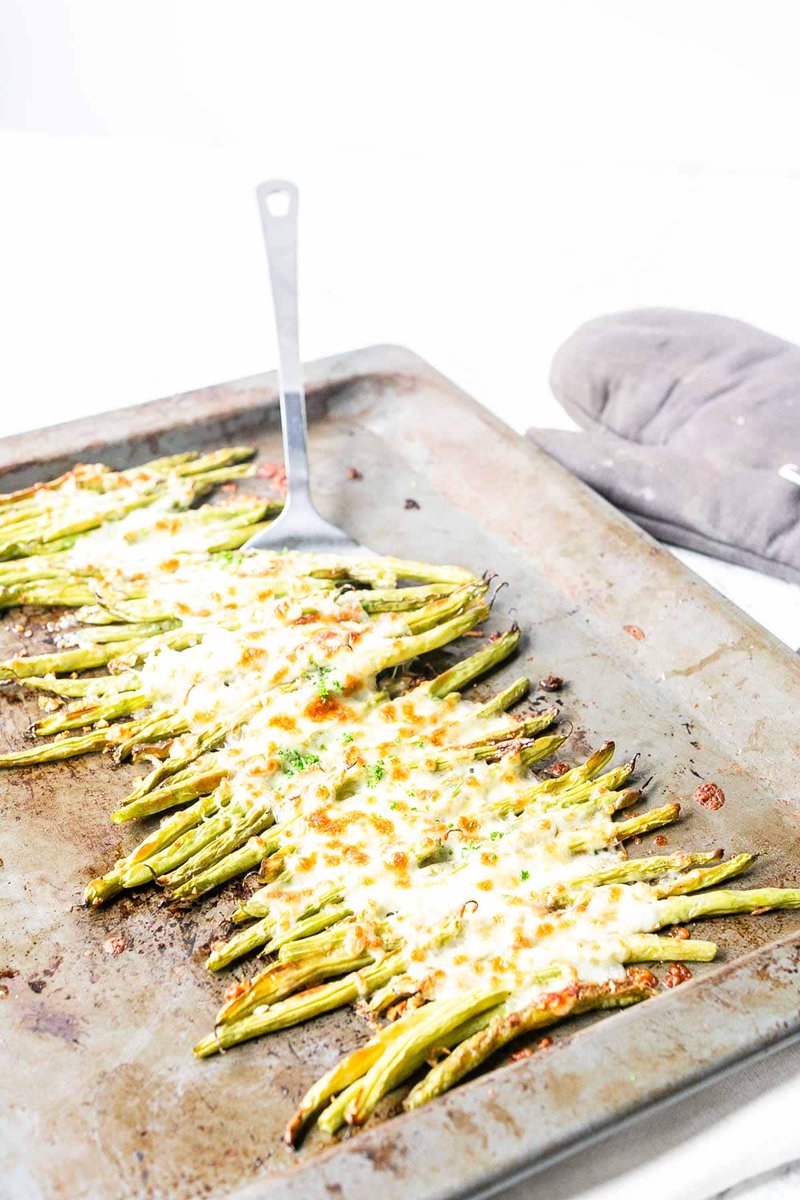 FastBistro's tweet photo. These cheesy green beans are easy to make in the oven. Your oven does all the hard work. They are seasoned with garlic. https://t.co/wyUsCMD7Aa #recipe #recipes #RecipeOfTheDay #sidedish #dinner https://t.co/lccP3rFesP