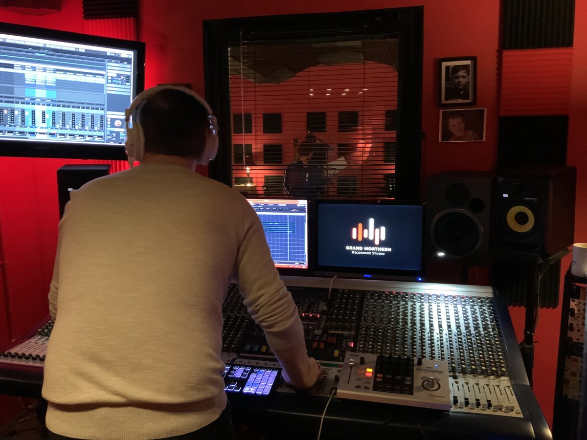 _periscope's tweet image. Recording 3 talented local actors for Oldham's Christmas animation (which we can share with you very soon). Left to right @Carney_xXx, @SophieEllicott and @nayhorrocks. Thanks to Alex Johnston @gnrecstudio for recording.
#oldham #animation #3danimation #christmasanimation