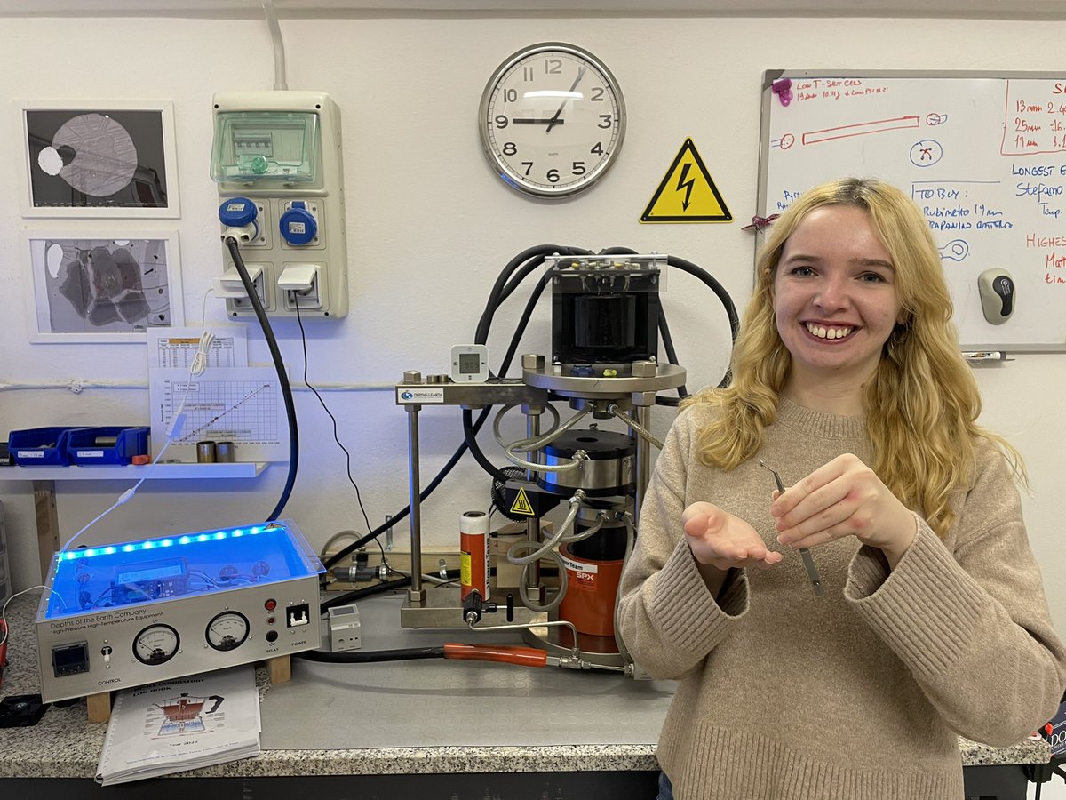 First 48h phase equilibria experiment completed 💊🔬 with <a href="/EmilyCBamber/">Emily Bamber</a>
Getting ready for the next run!
#petrology #volcanology #highpressure
