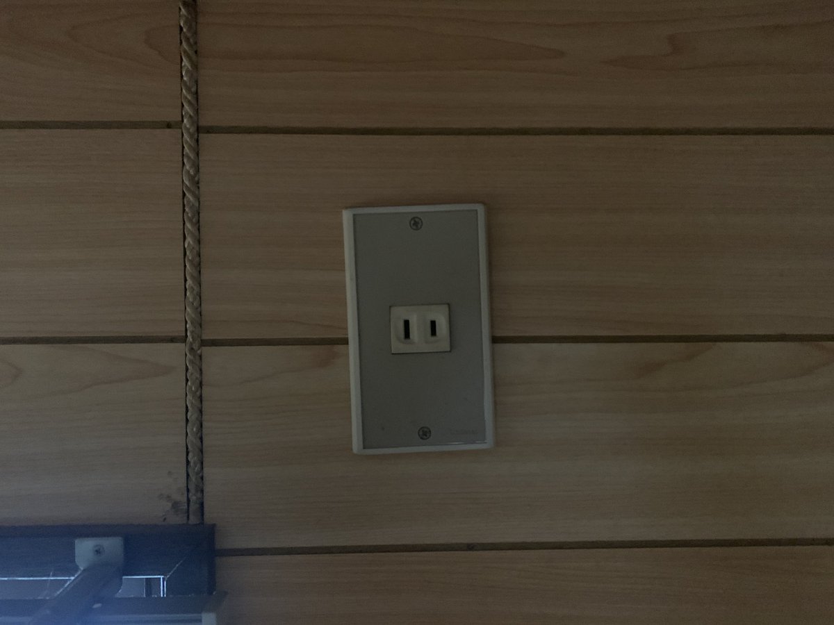 smileproservice's tweet photo. 戸建のリフォームで電気工事に来まして、前回作業の電気屋さんがどなたか全く知らないですが、さすがにコレは誰が見ても傾いてる…
目地が合ってなくてコンセントは水平なのか？？と思って確認してみたら、やっぱり傾いてた！
自分自身注意された事もあるし、自分もしっかり気を付けよう！
#コンセント https://t.co/4KRrVsaiQB