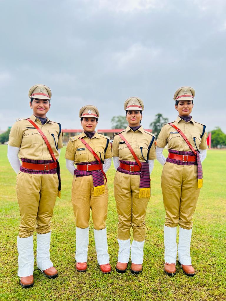 MeghaaGoyal's tweet photo. कहाँ रुकेंगे मुसाफ़िर नए ज़मानों के,
बदल रहा है जुनूँ ज़ाविए उड़ानों के..!!
#LadyCops https://t.co/aQg77ghL6w