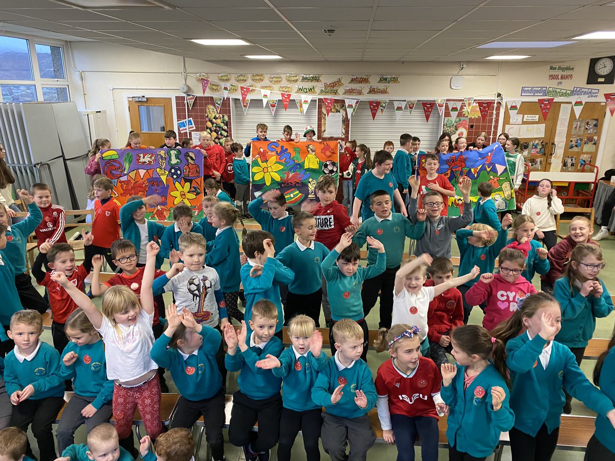manodDW's tweet photo. Plant Manod yn mwynhau yn Jambori Cwpan y Byd @urddmeirionnydd Diolch i Marged Gwenllian am ymuno hefo ni yn yr ysgol! #tîmcymru22 #jambori @manodMJE @ManodHW https://t.co/HTvmEU89SI