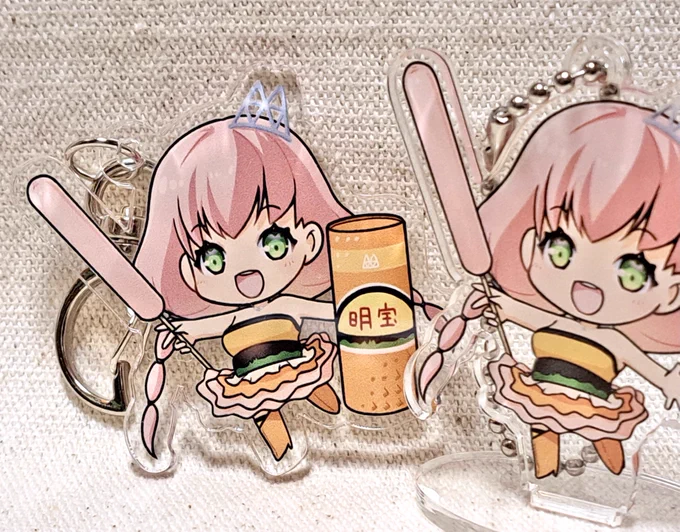 #郡上明宝イラストアート展アクキーの明宝ハム付きバージョン作ったので投入ですひとまず現地販売のみ。在庫切れによる追加予定ありません。間に合わんw今回のメイン絵、断裁サイズ間違えて扱いに困ってたやつを加筆なし額入複製画にしたので一緒に発送しました。描き下ろしのミニ色紙もあります 