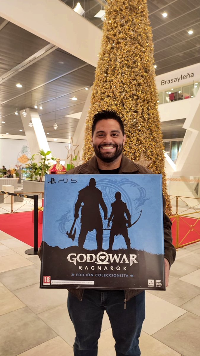 dagp2027's tweet photo. Gracias @PlayStationES... Que va mentira, pero si gracias a @SonySantaMonica por crear y hacer posible esta saga. La cara de felicidad lo dice todo #GodofWarRagnarok https://t.co/JbHXIBtFqJ
