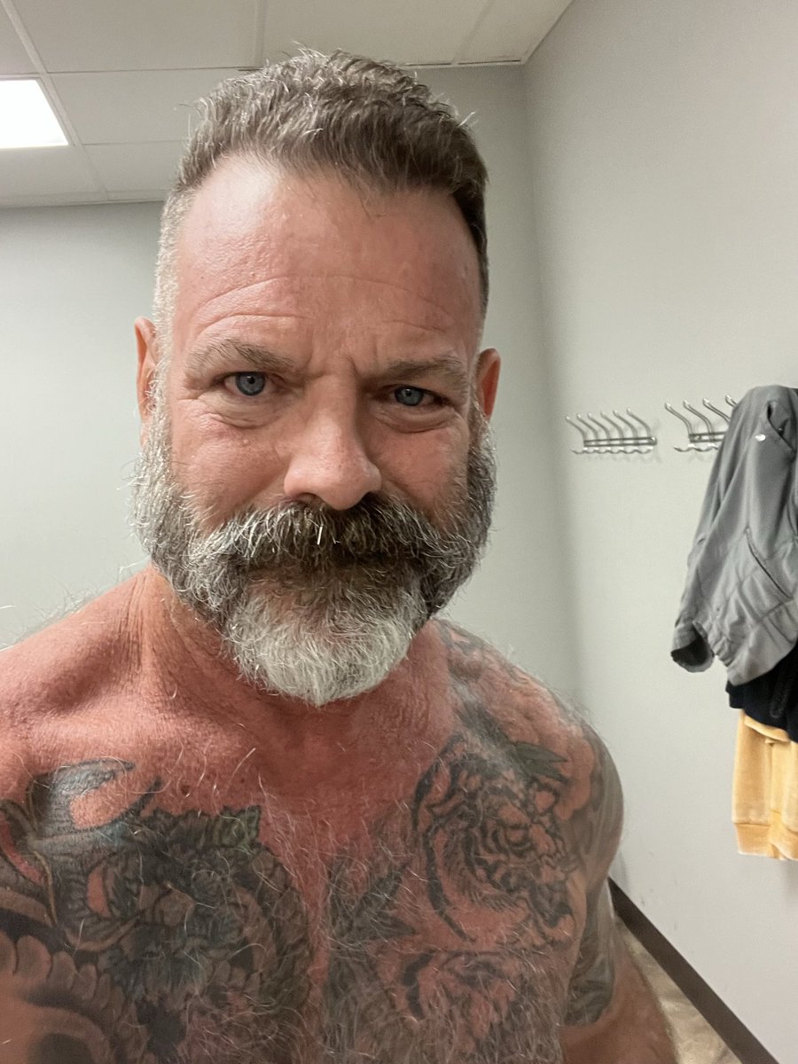 I felt pretty in pink yesterday at the gym, and the Santa beard is getting bushy. My journey to become my beast SILF continues.