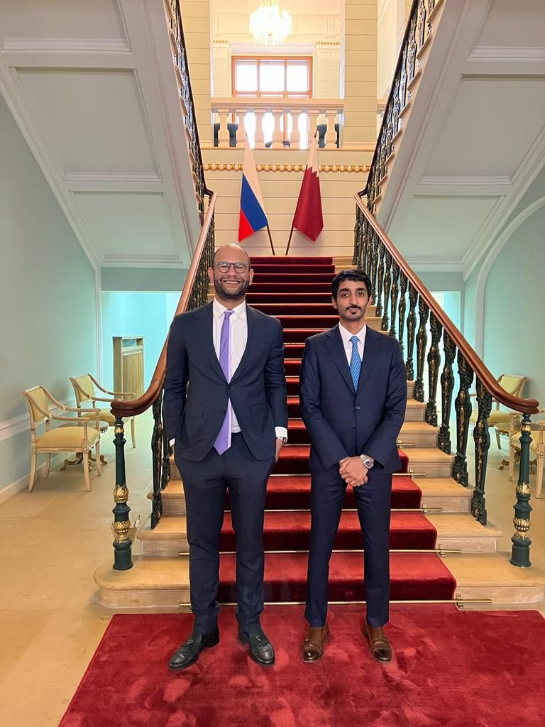 السكرتير الثالث في السفارة خليفة جابر العلي الصباح يزور نظيرة في السفارة القطرية السيد عبدالعزيز الملا في اطار التنسيق وتعزيز التعاون بين الدبلوماسيين الخليجيين