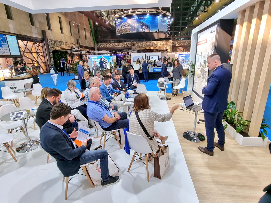 SimedMalaga's tweet photo. ▶️ Representantes de promotores, inversores y agencias inmobiliarias extranjeras visitan el stand de @NeinorHomes para conocer al detalle todos sus proyectos.
✅️ Misión internacional organizada por @extendajunta en el marco del #PrimeHomesSummit | @somosavanza https://t.co/bUZN9hsC7R