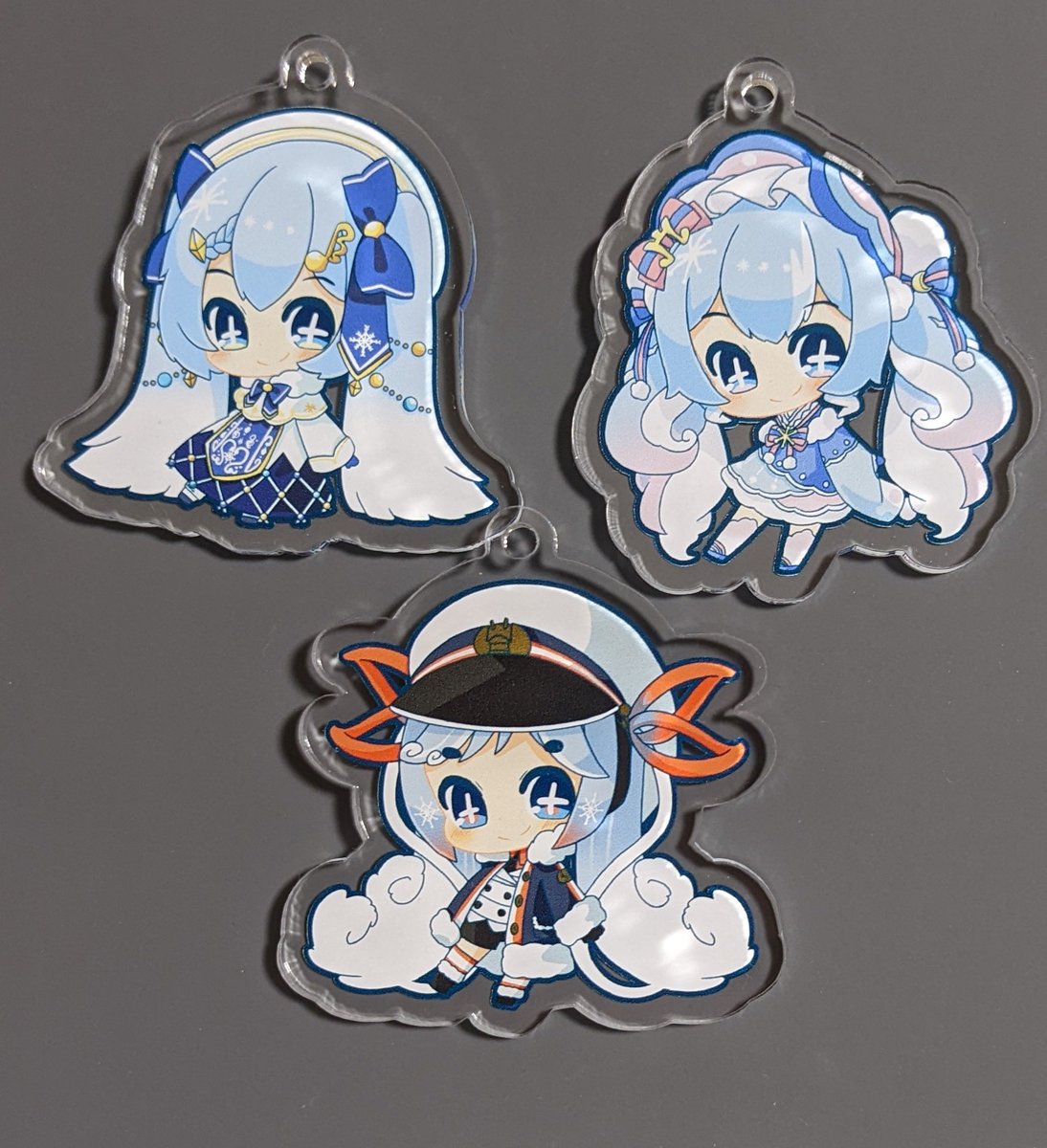 初音ミク ,雪ミク 「わー!!!!!キーホルダー届いたよおおおおおお!!!!ボーマスに持っていきます!」|しゅやのイラスト