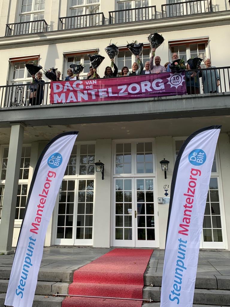 Een welverdiende blijk van waardering op de Dag van de Mantelzorg! Genodigden die belangeloos zorgen voor een naaste waren te gast bij wethouder <a href="/KrischanHagedoo/">Krischan Hagedoorn</a> en vertelden wat waardering met hen doet. Een mooi gesprek met een feestelijke afsluiting! #debiltwaardeertmantelzorg