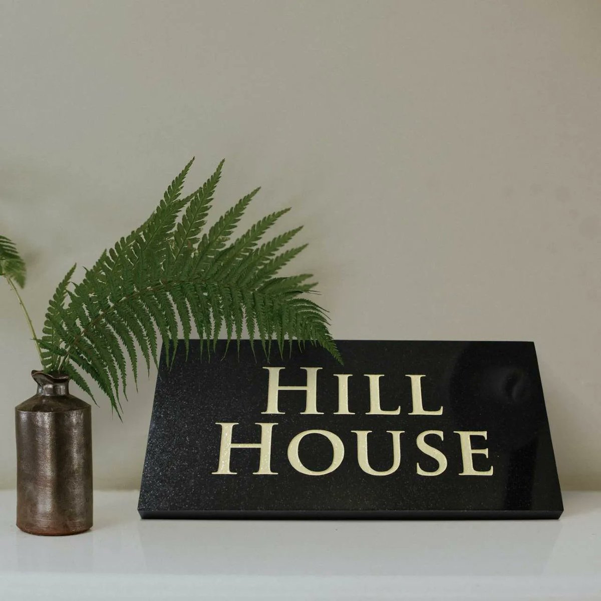 StoneSignCo's tweet photo. Looking for something different to gift to a loved one this Christmas? Head over to our shop today to create a personalised plaque using our customisation tool. A perfect gift for a close friend or family member! 🎄🎅🎁 
#christmasgiftideas 
https://t.co/pfa4TharYu https://t.co/bDNfCekFZE