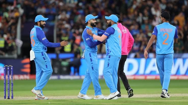 akhilpkumar1997's tweet photo. When we won against 🇵🇰 i tweeted don’t get too excited the tournament is not over and they said iam antinational 😑 now the same so called patriots are trolling team 🇮🇳 🤫 If you can’t support them in the hard times dont support them while winning too 

#INDvsENG #ICCT20WorldCup https://t.co/6jspnHsvHr