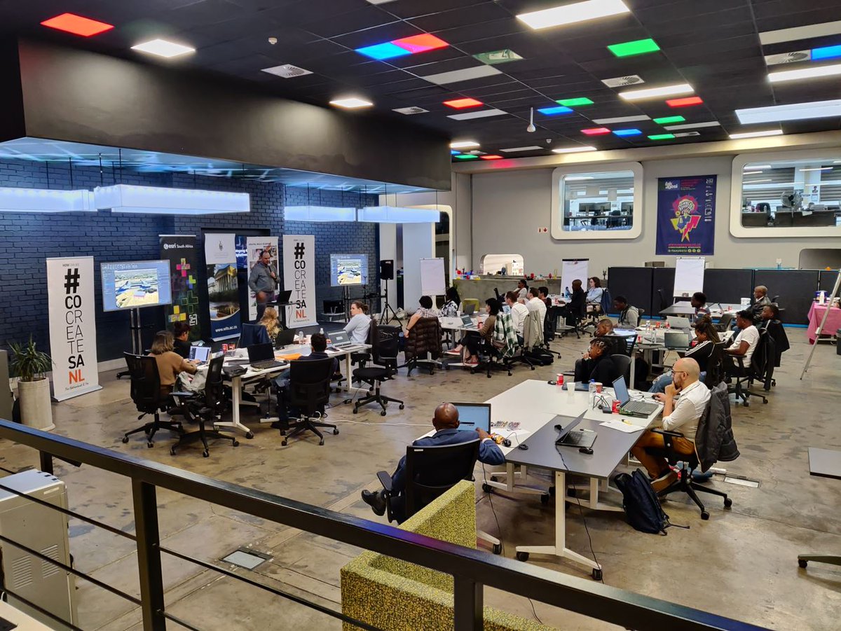 Alex_Donkers's tweet image. The #hackMYCITY hackathon kicked off!👨‍💻Ten students from @TUeindhoven and @UTwente
 cocreate with South African students at @TshimologongIT @WitsUniversity to solve local challenges of the @CityofJoburgZA. Cannot wait to see the results in a few days! #digitaltwin #cocreateSANL