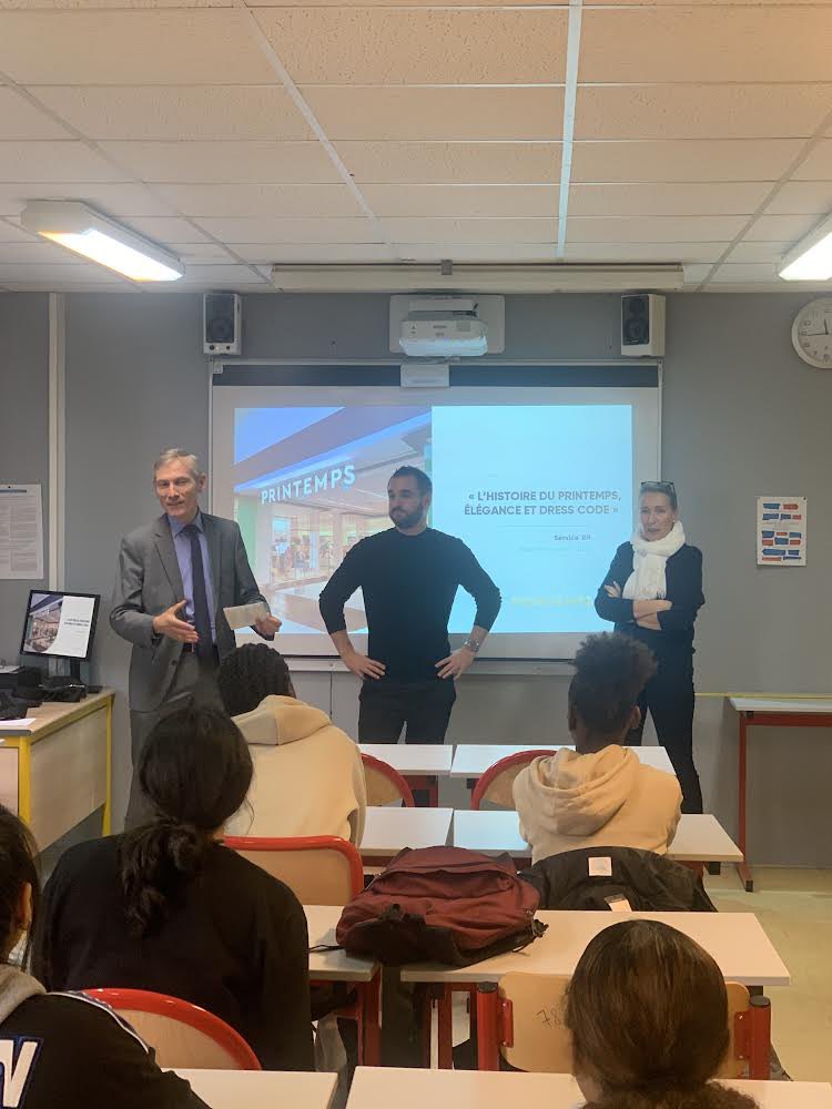 PrevertLycee78's tweet photo. Intervention de notre partenaire @Printemps #printemps #parly2 : « élégance et dress code » devant les élèves de première Métiers du Commerce et de la Vente du lycée Jacques Prévert de Versailles. « L’élégance, une intelligence du cœur ». https://t.co/P38cIKAzy6