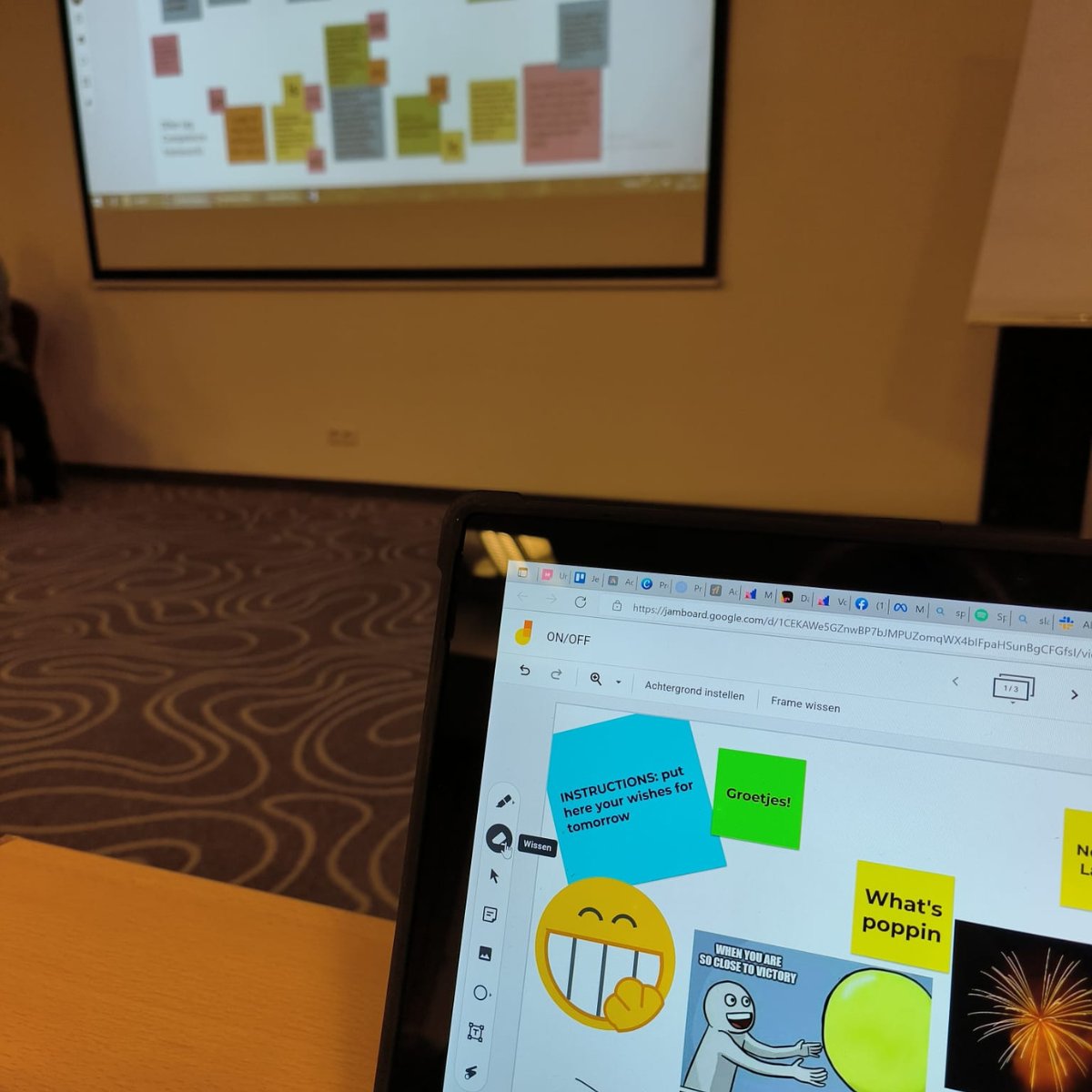 𝗢𝗳𝗳𝗹𝗶𝗻𝗲, 𝗢𝗻𝗹𝗶𝗻𝗲 𝗲𝗻 𝗛𝘆𝗯𝗿𝗶𝗱𝗲
Zij hebben kennis gemaakt met nieuwe online en offline tools en de functionaliteiten hiervan, het combineren van verschillende tools zodat er een hybride omgeving ontstaat en de introductie van gamification. 
2/3